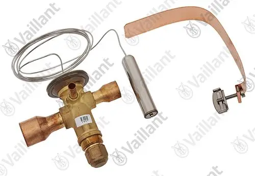 Thermostatisches Expansionsventil von Vaillant mit Kupfer- und Messingkomponenten sowie Sensor. Montageschiene und anschlussfertige Leitungen sind sichtbar.